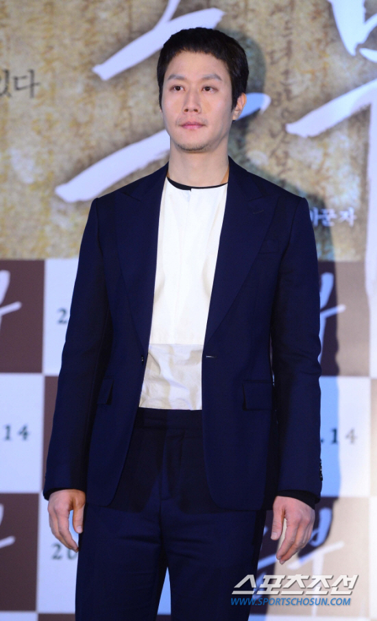Actor Jung Woo has signed an Exclusive contract with BH Entertainment.Also, in the movie Do not touch dirty money which was filmed in December 2018, he is waiting for the release of three works, including Hot Blood, Do not touch dirty money and Neighbors Village by Acting the detective Myeongdeuk.Jung Woo showed his unique genuine charm and sympathetic acting, especially in the 2009 movie Wind, which was loved by the audience by creating the only unique character called Chungu.In 2013, TVN drama Reply 1994 caused a garbage craze all over the country and imprinted an actor named Jung Woo.Jung Woo, who has sometimes laughed and sometimes impressed with his lively natural acting, has appeared in many films such as Cecibong, Himalayas, Re-examination, and Heungbu. He will continue to perform vigorous activities in the screen as well as in the movie theater.BH Entertainment said, I am glad to be with Jung Woo Actor.Jung Woo is an Acting Actor with his own unique color, so I will try to meet with the public in a better way. On the other hand, BH Entertainment has Lee Byung-hun, Han Hyo-joo, Han Ji-min, Yoo Tae-tae, Jingu, Chu Ja-hyun, Ko Soo, Park Sung-hoon, Park Hae-soo, Gong Seung-yeon, Kim Go-eun, Kim Yong-ji, Park Jung Woo, Park Ji-hoo, Hyokwang and Karata Erica are specialized management companies for Actor.