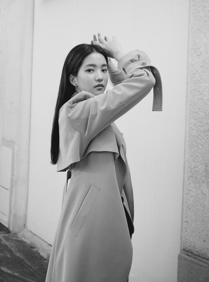 Designer editorial shop W Concept has unveiled its 2019 automn AD visuals exclusively by contemporary classic brands Front right (FRONTROW) and Muse Kim Tae-ri.Kim Tae-ri in the picture is more mature and elegant than last season, and he completely digests Front rights chic pants set-up suit and trench coat.A neat long straight hair and deeper eyes catch the eye, reminiscent of a scene in the movie.In the public visuals, all of the products worn by Kim Tae-ri are brand signature labels and standard drama collections, which are called Kim Tae-ri Trench, Kim Tae-ri Jacket, and Kim Tae-ri Pants Ive got him.Front right has been attracting great attention by introducing actor Kim Tae-ri as the exclusive model of the brand in 2018 and introducing new and fresh campaign visuals and videos every season.It aims to be a creative life lab, and has developed a differentiated collection with important values ​​for high-sensitivity materials, stereoscopic patterns, and UNIQ design.There is a signature line that introduces Taylored Basic itm with its own developed three-dimensional pattern method and a collaboration line that presents trendy itm along with UNIQ design sensibility brand.2019 autom AD visuals and videos taken together by Front right and Kim Tae-ri, and all collections worn can be found on the W-Concept official website and mobile app.