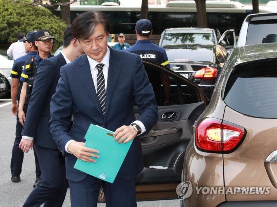 조국 법무부 장관 후보자가 21일 오전 인사청문회 준비 사무실이 마련된 서울 종로구 한 건물로 출근하고 있다. [이미지출처=연합뉴스]
