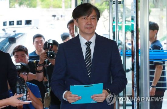 조국 법무부 장관 후보자가 21일 오전 인사청문회 준비 사무실이 마련된 서울 종로구 적선 현대빌딩으로 출근하고 있다. [이미지출처=연합뉴스]