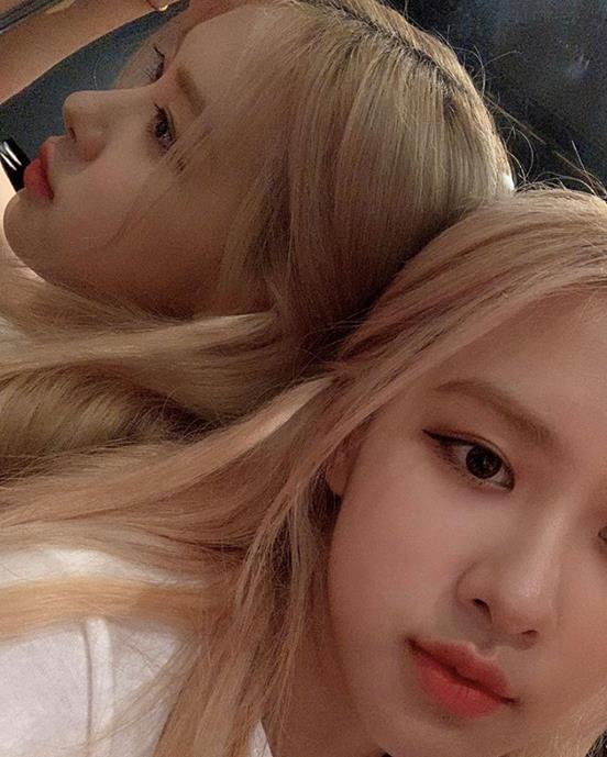 BLACKPINK Rosé flaunted her innocenceOn the 20th, Rosé posted three photos on his SNS with the article hi there.In the open photo, Rosé boasts perfect skin without a single Blemishes, with a stiff nose in the mirrored side.Meanwhile, Rosés group BLACKPINK reaffirmed its popularity with its title song Kill This Love in April.