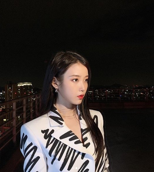 IU posted several photos on the official SNS of Hotel Deluna on the 20th with the phrase Ill watch.In the open photo, IU poses with Yeo Jin-goo on the roof of a building, with the chic atmosphere and extraordinary proportions of the two staring at the camera with no expression.The ensuing photo shows the IUs sophistication.The fans who responded to the photos responded to the best atmosphere in favor of the month, the legs are so beautiful and the wonderful boss of the month.Meanwhile, IU - Yeo Jin-goo is breathing together in the TVN drama Hotel Deluna, which airs every Saturday and Sunday at 9 p.m.
