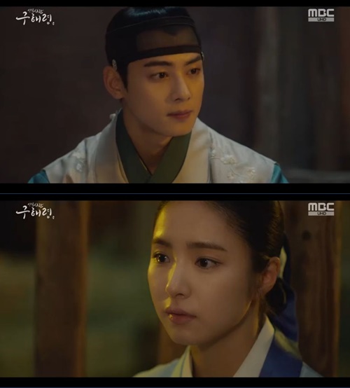 New officer Rookie Historian Goo Hae-ryung Cha Eun-woo showed a heartfelt heart toward Shin Se-kyung.In MBCs Rookie Historian Goo Hae-ryung, which was broadcast on the afternoon of the 21st, the appearance Rookie Historian Goo Hae-ryung (Shin Se-kyung), who was brought to By now, was broadcast.Lee Rim (Cha Eun-woo), who was worried about Rookie Historian Goo Hae-ryung, who was imprisoned on By now, found him with this and that.I didnt know what to like, so I brought it with me, Irim said.Rookie Historian Goo Hae-ryung laughed and Irim asked, Why are you laughing?When Rookie Historian Goo Hae-ryung wondered, Irim told him, Do not worry too much, nothing will happen.Rookie Historian Goo Hae-ryung said, I would like to think so, but I think I should be prepared to some extent.Ill come with you, then, Irim said, and Ill come with you.If you get dismissed, go to the house and live next door to you. If you go home, I will follow you. And if you get a better punishment than that, I will take you away with me. 
