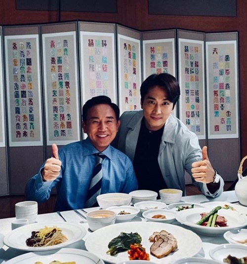 Actor Song Seung-heon released a shot of the shooting.Song Seung-heon posted a picture on his 20th day with an article entitled Son Byeong ho ~ I am laughing now ... on his instagram.Then he walked a hashtag called #Great show #Son Byeong ho #Song Seung-heon #tvn #sungsungheon.Fans who saw this responded such as Great show fighting, Drama big hit and cool.Meanwhile, Song Seung-heon is about to make his first visit to TVNs new drama Great Show.The Great Show is a story about a great former member of parliament accepting troubled siblings as family members to re-enter the National Assembly.