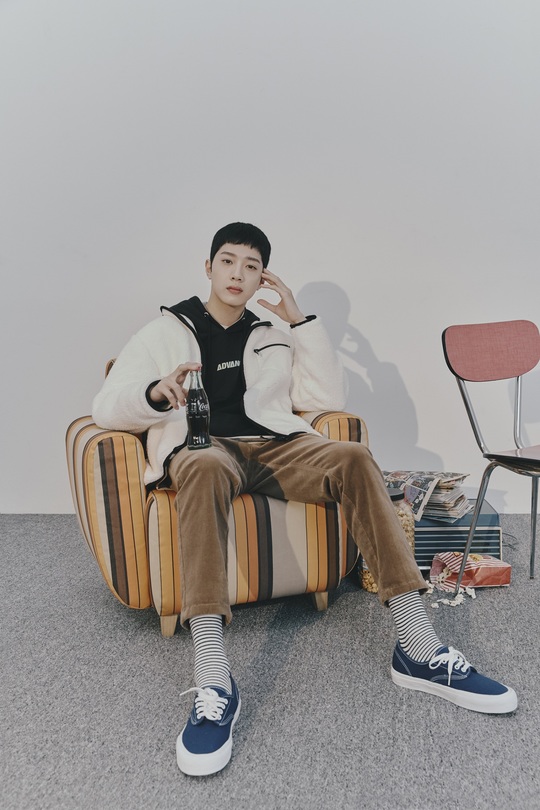 Lai Kuan-lin, Yu Seon Ho, YouTuber Todays Sky Pictures have been released.Casual brand TBJ released a 2019 F/W season pictorial and video with a lot of New site sensibility on August 21.TBJs F/W season picture features a new reinterpretation of the New Site mood of the 1990s with the youth culture sensibility of today under the concept of PLAYER, a YouTube creator today with 810,000 subscribers, Lai Kuan-lin, Yu Seon Ho, and TBJs brand exclusive model.emigration site