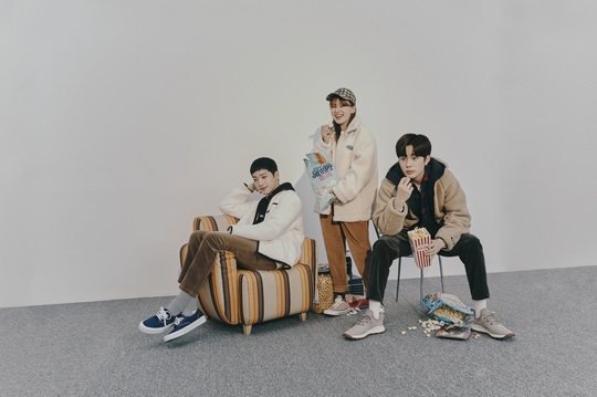 Lai Kuan-lin, Yu Seon Ho, YouTuber Todays Sky Pictures have been released.Casual brand TBJ released a 2019 F/W season pictorial and video with a lot of New site sensibility on August 21.TBJs F/W season picture features a new reinterpretation of the New Site mood of the 1990s with the youth culture sensibility of today under the concept of PLAYER, a YouTube creator today with 810,000 subscribers, Lai Kuan-lin, Yu Seon Ho, and TBJs brand exclusive model.emigration site