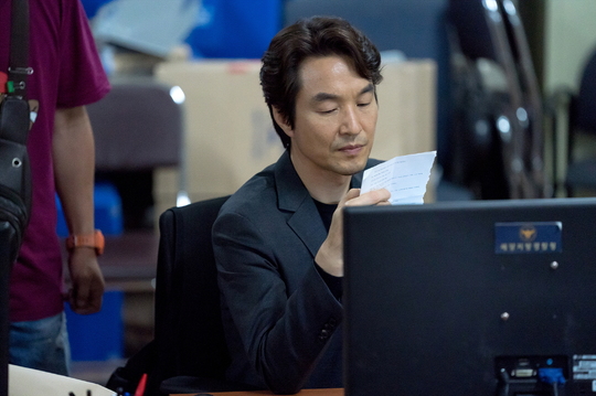 WATCHER (The Watcher) runs toward the perfect finale.OCN TOIL, WATCHER (playplayed by Han Sang-woon/director Ahn Gil-ho), which left only two episodes to the end, showed an overwhelming act that could not be missed for a moment on August 21, and Han Suk-kyu, Seo Kang-joon, and Kim Hyo-jos Hot Sum We have released the Mer Days scene.The Watcher is whipping up with a shock reversal that is hard to predict the ending.The blade of the corruption investigation team, which recovered the bribe book, is pointed at the Changsang society more sharply, and Kim Young-gun (Seo Kang-joon) knew that the real killer who killed his mother was Jang Hae-ryong (Heo Sung-tae).The more pieces of the huge truth are aligned, the more the reversal is causing horrification and shock at every moment.Expectations are already pouring into The Watcher, which has completed another level of psychological thriller, breaking away from the existing genre format.The Watcher closely pursued the interests, desires and psychology of the characters behind the incident.The tight triangle of the corruption investigation team, which continues to cooperate with each other constantly, showed the essence of the psychological thriller.The perfect synergies of Han Suk-kyu, Seo Kang-joon and Kim Hyun-joo were a powerful driving force to maximize suspense.The three Hot Summer Days are at the heart of perfection, with director Ahn Gil-ho saying, As the narrative focused on psychological elements and characters, Acting of Actors is making the story powerful.In particular, Hot Summer Days in the last 14 broadcasts have been overwhelming and peaking at Acting.When Han Suk-kyu, who had to watch a lot of sacrifices, was kidnapped by Kim Young-gun and Kim Hyun-joo, the appearance of Park Jin-woo (played by Joo Jin-mo) in a madness made even the spine of viewers cool.Although he suffered from memory confusion due to childhood trauma, Kim Young-guns anger, which recalled Jang Hae-ryong in the clear memory, was cold and sharp.Without the explosion of emotion, the admiration of the act of Seo Kang-joon, which filled the anger with the change of eyes for a moment, poured out praise.Han Tae-joos feelings, which had to feel a sense of debt for the revenge of his ex-husband Yoon Ji-hoon (Park Hoon-hoon), had her come back to the corruption investigation team, although she thought revenge was over by holding Turtle.Behind Hot Summer Days, which horrified viewers, there was a persistent effort and passion.Han Suk-kyu, who doesnt take his eyes off the script until the last minute, shows incredible concentration to immerse himself in the intricate inner world of the intoxication until just before filming.Seo Kang-joon, who does not forget a clear smile while continuing Hot Summer Days throwing the whole body, becomes serious in front of the monitor.Kim Hyun-joo, who is taking a delicate, elegant and powerfully fluctuating Han Tae-ju, is also making a delicate emotional line just before shooting.Actors Hot Summer Days, which plant details on one ambassador and one expression, is creating a breathtaking sorry scene every moment.This is why the final field where their last energy will be burned is more expected.In the remaining two episodes, The Watcher still follows the hidden truth.The real killer who killed Kim Young-guns mother was found to be Jang Hae-ryong, but the reason why the tragedy had to happen 15 years ago and the final boss of the Changsang society behind it are covered in veil.Above all, Choices of Kim Young-gun, who faces the truth and is at the crossroads of revenge, stimulates curiosity.Previously, Tochikwang had Choices crossing the line to save Kim Young-gun and Han Tae-ju, and Han Tae-ju is worried about Tochigwang and Kim Young-gun, rather than revenge.The relationship between the slightly changed corruption investigation team is also expected to be the point of observation of the final meeting.emigration site