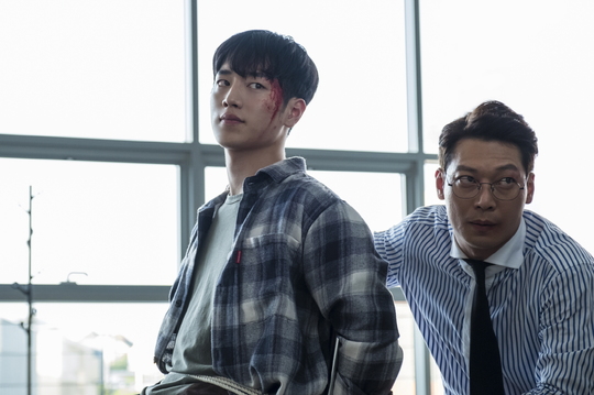 WATCHER (The Watcher) runs toward the perfect finale.OCN TOIL, WATCHER (playplayed by Han Sang-woon/director Ahn Gil-ho), which left only two episodes to the end, showed an overwhelming act that could not be missed for a moment on August 21, and Han Suk-kyu, Seo Kang-joon, and Kim Hyo-jos Hot Sum We have released the Mer Days scene.The Watcher is whipping up with a shock reversal that is hard to predict the ending.The blade of the corruption investigation team, which recovered the bribe book, is pointed at the Changsang society more sharply, and Kim Young-gun (Seo Kang-joon) knew that the real killer who killed his mother was Jang Hae-ryong (Heo Sung-tae).The more pieces of the huge truth are aligned, the more the reversal is causing horrification and shock at every moment.Expectations are already pouring into The Watcher, which has completed another level of psychological thriller, breaking away from the existing genre format.The Watcher closely pursued the interests, desires and psychology of the characters behind the incident.The tight triangle of the corruption investigation team, which continues to cooperate with each other constantly, showed the essence of the psychological thriller.The perfect synergies of Han Suk-kyu, Seo Kang-joon and Kim Hyun-joo were a powerful driving force to maximize suspense.The three Hot Summer Days are at the heart of perfection, with director Ahn Gil-ho saying, As the narrative focused on psychological elements and characters, Acting of Actors is making the story powerful.In particular, Hot Summer Days in the last 14 broadcasts have been overwhelming and peaking at Acting.When Han Suk-kyu, who had to watch a lot of sacrifices, was kidnapped by Kim Young-gun and Kim Hyun-joo, the appearance of Park Jin-woo (played by Joo Jin-mo) in a madness made even the spine of viewers cool.Although he suffered from memory confusion due to childhood trauma, Kim Young-guns anger, which recalled Jang Hae-ryong in the clear memory, was cold and sharp.Without the explosion of emotion, the admiration of the act of Seo Kang-joon, which filled the anger with the change of eyes for a moment, poured out praise.Han Tae-joos feelings, which had to feel a sense of debt for the revenge of his ex-husband Yoon Ji-hoon (Park Hoon-hoon), had her come back to the corruption investigation team, although she thought revenge was over by holding Turtle.Behind Hot Summer Days, which horrified viewers, there was a persistent effort and passion.Han Suk-kyu, who doesnt take his eyes off the script until the last minute, shows incredible concentration to immerse himself in the intricate inner world of the intoxication until just before filming.Seo Kang-joon, who does not forget a clear smile while continuing Hot Summer Days throwing the whole body, becomes serious in front of the monitor.Kim Hyun-joo, who is taking a delicate, elegant and powerfully fluctuating Han Tae-ju, is also making a delicate emotional line just before shooting.Actors Hot Summer Days, which plant details on one ambassador and one expression, is creating a breathtaking sorry scene every moment.This is why the final field where their last energy will be burned is more expected.In the remaining two episodes, The Watcher still follows the hidden truth.The real killer who killed Kim Young-guns mother was found to be Jang Hae-ryong, but the reason why the tragedy had to happen 15 years ago and the final boss of the Changsang society behind it are covered in veil.Above all, Choices of Kim Young-gun, who faces the truth and is at the crossroads of revenge, stimulates curiosity.Previously, Tochikwang had Choices crossing the line to save Kim Young-gun and Han Tae-ju, and Han Tae-ju is worried about Tochigwang and Kim Young-gun, rather than revenge.The relationship between the slightly changed corruption investigation team is also expected to be the point of observation of the final meeting.emigration site