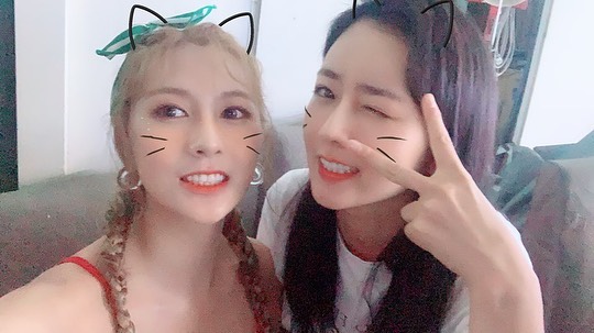 Apink Yoon Bomi Cheering Oh Ha-young solo albumOn August 21, Yoon Bomi posted several photos on his instagram with an article entitled Good luck # Don make me rough.In the open photo, Yoon Bomi is taking a picture with Oh Ha-young posing affectionately.The cute appearance of two people who transformed into cats using camera apps attracts attention.Lee Ha-na