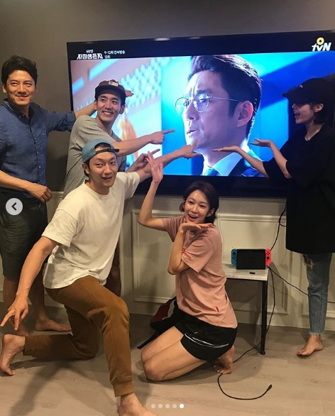 Actor Choi Yoon-young has released a 60 Days, Designated Survivor shooting behind-the-scenes cut.Choi Yoon-young posted several photos on August 21 during the TVN drama 60 Days, Designated Survivor shooting on his personal instagram.Choi Yoon-young, Son Seokgu, Lee Joon-hyuk, Oh Hye Won, Lee Moo-sung and Park Geun-rok in the photo are playing a playful atmosphere.Choi Yoon-young added with the photo: I feel sorry... and release the Blue Houses photo.Park Su-in