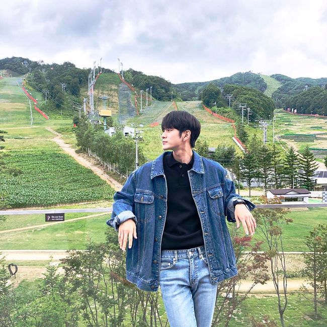 Actor Ong Seong-wu from the group Wanna One showed off his pieces-like visuals.Ong Seong-wu posted three photos on his 20th day with an article entitled The moment of Educational Travel # 18 on his instagram.The photo was taken by Ong Seong-wu during JTBCs drama Eighteen Moments.Ong Seong-wu, who poses where he left Educational Travel in the play, emits a lush charm.In addition, Ong Seong-wu boasts a sideline and perfect physical equivalent to the piece, and a sensible blue-and-white fashion is also noticeable.Ong Seong-wu is currently playing Choi Jun-woo in Eighteen Moments.Ong Seong-wu Instagram