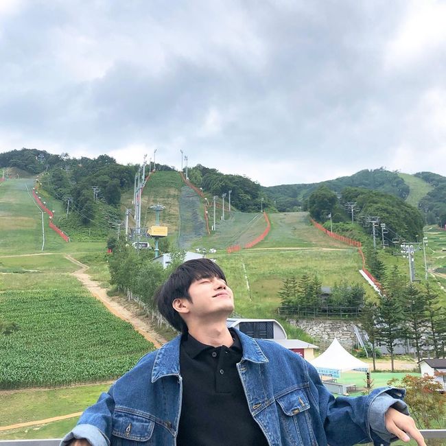 Actor Ong Seong-wu from the group Wanna One showed off his pieces-like visuals.Ong Seong-wu posted three photos on his 20th day with an article entitled The moment of Educational Travel # 18 on his instagram.The photo was taken by Ong Seong-wu during JTBCs drama Eighteen Moments.Ong Seong-wu, who poses where he left Educational Travel in the play, emits a lush charm.In addition, Ong Seong-wu boasts a sideline and perfect physical equivalent to the piece, and a sensible blue-and-white fashion is also noticeable.Ong Seong-wu is currently playing Choi Jun-woo in Eighteen Moments.Ong Seong-wu Instagram