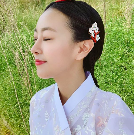 Actor Ko Won-hee raised expectations for Chosun Hall of Fame Flower Padam.Ko Won-hee posted a picture on his personal SNS on the 21st of the morning with an article entitled Good Jihwaja is good, everyone, do not forget our Jihwa on September 16th.The photo shows Ko Won-hee dressed in Korean traditional clothing.Ko Won-hee, wearing a white and fine Korean traditional clothing with a dung on his head, reminded me of a Portrait of a Beauty.Ko Won-hee is in the midst of filming at JTBCs New Moonwha Drama Flower per in Chosun Hondam Workshop.Flower per is a drama depicting the Joseon Dynastys Hondam vs. Sagittar, in which the best hawk party of Korea Flower per is the king s first love and the most vulgar GLOW dog poop in Korea.Flower per will be broadcast first at 9:30 pm on September 16, following the 18 Moments currently on air.