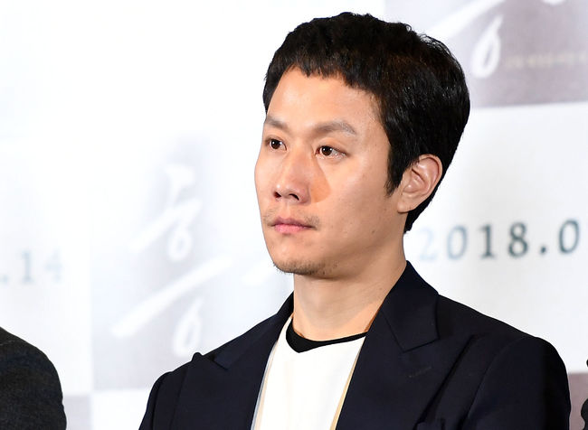 Actor Jung Woo has signed an Exclusive contract with BH Entertainment.Jung Woo finished disassembling and filming as the organizations middle executive Hisu Character in the film Hot Blood, the debut film of Chun Myeong-kwan in July.In addition, he is waiting for the release of three works from Do not touch dirty money to Hot Blood, Do not touch dirty money and Neighbors Village by Acting the criminal detective in the movie Do not touch dirty money which was filmed in December 2018.Jung Woo has shown his unique genuine charm and sympathetic acting.Especially in the movie Wind in 2009, Changu was loved by the audience by creating the only unique character.In 2013, TVN drama Reply 1994 through the nationwide waste craze.Jung Woo, who has sometimes laughed and sometimes impressed with his lively natural acting, has appeared in many films such as Cecibong, Himalayas, Re-examination, and Heungbu. He will continue to perform vigorous activities in the screen as well as in the movie theater.BH Entertainment said, I am glad to be with Jung Woo Actor.Jung Woo is an Acting Actor with his own unique color, so I will try to meet with the public in a better way. BH Entertainment is Lee Byung-hun, Han Hyo-joo, Han Ji-min, Yoo Tae, Jingu, Chu Ja-hyun, Ko Soo, Park Sung-hoon, Park Hae-soo, Gong Seung-yeon, Kim Go-eun, Kim Yong-ji, Park Jung Woo, Park Ji-hoo, It is an actor management company belonging to Karata Erica.