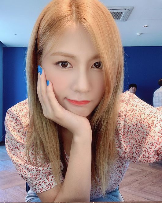 Girl group Apink Oh Ha-young boasted beautiful looks ahead of solo debutOh Ha-young posted a few photos on his Instagram on the 21st, Finally Today.In the public photos, Oh Ha-young, who is taking a self-portrait, was shown.While holding his chin and making various facial expressions, he still has clear features and beautiful looks.Oh Ha-young releases her first solo album on Monday.After debuting with girl group Apink, it was eight years ago, and with the album filled with various genres, it predicted a different transformation as a solo singer.