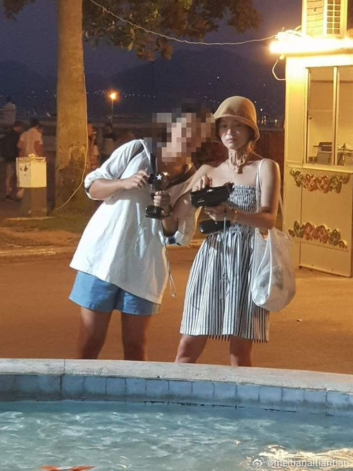 In Weibo, Chinas representative social network service, several Song Hye-kyo photos, which are believed to have been taken by tourists, have been uploaded.The photo shows Song Hye-kyo, who moved to France Khan and spent a short break after attending a fashion event in Monaco last month.On the other hand, Song Hye-kyo donated and distributed 10,000 copies of the Korean history guide to the China Chongqing Provisional Government Office in the 74th anniversary of liberation.