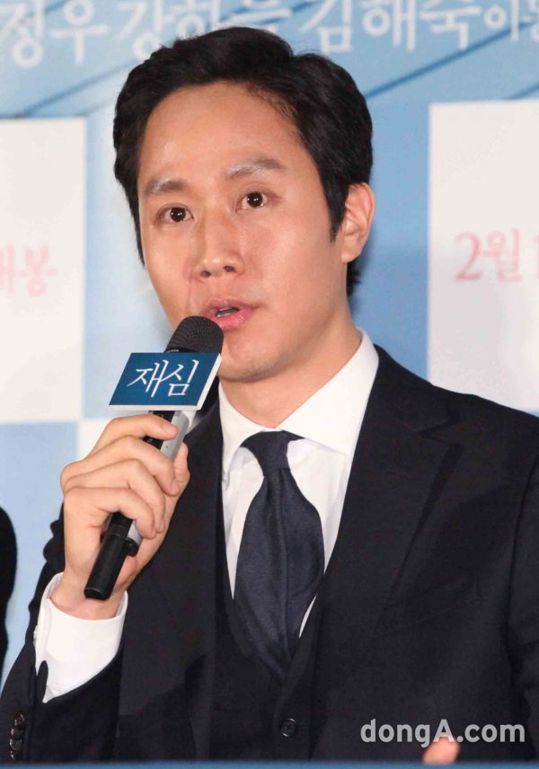 Actor Jung Woo has signed a new year with BH Entertainment.As a result of Dong-A.com coverage, Jung Woo, who was worried about the issue of taking over after the ex-company FNC Entertainment and the ex-company Exclusive contract expiration, recently signed an exclusive contract with BH Entertainment and started a new activity.The next film is not yet scheduled, but three future schedules, including the films Dont Handle With Dirty Money, Hot Blood, and Neighborhood cousin, which have already been filmed, will be with BH Entertainment.Accordingly, Jung Woo will be active in eating rice with Lee Byung-hun, Kosu, Jingu, Yu Tae, Han Ji-min, Han Gain, Han Hyo-ju, Kim Go Eun, Chu Ja-hyun, Woo Hyo Kwang, Ijia, Lee Hee-joon, An Sohee, Park Hae-soo,