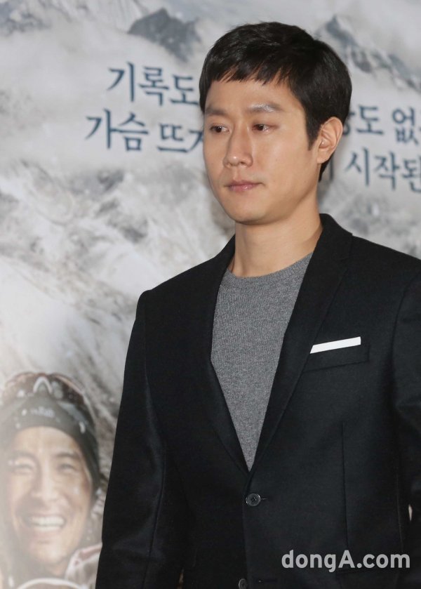 Actor Jung Woo has signed a new year with BH Entertainment.As a result of Dong-A.com coverage, Jung Woo, who was worried about the issue of taking over after the ex-company FNC Entertainment and the ex-company Exclusive contract expiration, recently signed an exclusive contract with BH Entertainment and started a new activity.The next film is not yet scheduled, but three future schedules, including the films Dont Handle With Dirty Money, Hot Blood, and Neighborhood cousin, which have already been filmed, will be with BH Entertainment.Accordingly, Jung Woo will be active in eating rice with Lee Byung-hun, Kosu, Jingu, Yu Tae, Han Ji-min, Han Gain, Han Hyo-ju, Kim Go Eun, Chu Ja-hyun, Woo Hyo Kwang, Ijia, Lee Hee-joon, An Sohee, Park Hae-soo,