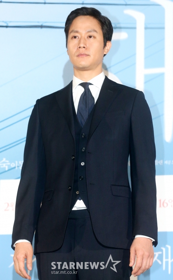 Actor Jung Woo has signed an Exclusive contract with BH Entertainment.Also, in the movie Do not touch the dirty money which was filmed in December 2018, he is waiting for the release of three works, including Hot Blood, Do not touch the dirty money and Neighbors Village.Jung Woo showed his unique genuine charm and sympathetic acting, especially in the 2009 movie Wind, which was loved by the audience by creating the only unique character called Chungu.In 2013, TVN drama Reply 1994 caused a garbage craze all over the country and imprinted an actor named Jung Woo.Jung Woo has since appeared in many films, including Cecibong, Himalayas, Re-examination and Heungbu, and has been active as a Main actor Actor.BH Entertainment said, I am glad to be with Jung Woo.Jung Woo is an Acting Actor with his own unique color, so I will try to meet with the public in a better way. BH Entertainment is Lee Byung-hun, Han Hyo-joo, Han Ji-min, Yoo Tae, Jingu, Chu Ja-hyun, Ko Soo, Park Sung-hoon, Park Hae-soo, Gong Seung-yeon, Kim Go-eun, Kim Yong-ji, Park Jung Woo, Park Ji-hoo, It is an actor management company belonging to Karata Erica.