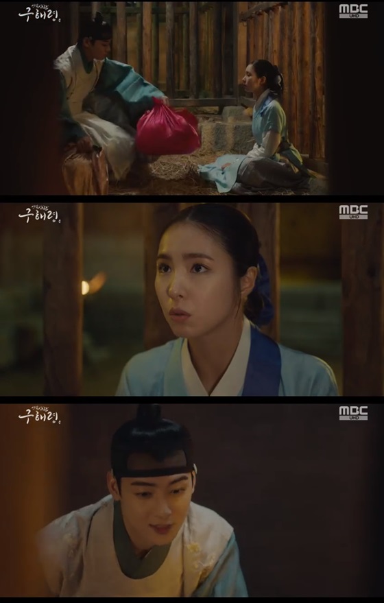 Shin Se-kyung and Cha Eun-woo gave a ball kiss.In the MBC drama Rookie Historian Goo Hae-ryung (played by Kim Ho-soo, directed by Kang Il-soo and Han Hyun-hee, produced by Green Snake Media), which was broadcast on the afternoon of the 21st, Lee, who is reluctant to receive a sudden ball-popping by Rookie Historian Goo Hae-ryung (Shin Se-kyung) The image of Cha Eun-woo was drawn.On the day of the broadcast, Lee went to the Visitation of Rookie Historian Goo Hae-ryung, who was taken to By now by disobeying Lee Tae (Kim Min-sang).Irim said, I did not know what to like, so I brought it up. He took out his belongings for Rookie Historian Goo Hae-ryung.Rookie Historian Goo Hae-ryung was embarrassed, saying, Sejo of Joseon, who gives GLOW a jade bar, will be a world-horse.You are the only GLOW that makes Sejo of Joseon, Lee said, without hiding his heart about Rookie Historian Goo Hae-ryung.Irim said, Dont worry too much.It will not happen, said Rookie Historian Goo Hae-ryung, who reassured Rookie Historian Goo Hae-ryung, but Rookie Historian Goo Hae-ryung.I am a sinner who has been brought against the name, but how can nothing happen? The two peoples vision scene was comically drawn despite the serious situation.Irim told Rookie Historian Goo Hae-ryung, If you are dismissed, I live next door to you, go home, go to Hanyang, follow you, and if you get one more punishment, I will take you away.Rookie Historian Goo Hae-ryung asked if he meant it and Irim replied, It doesnt matter whether its deep in the mountains or remote islands.The romantic atmosphere was short-lived by the words of Rookie Historian Goo Hae-ryung.Rookie Historian Goo Hae-ryung, to hide his embarrassment, said: What do you think?I hate that, he said, I can not smoke (Lee Rim) and can not even fire firewood, so I should do it from one to ten.She said, I will live alone rather than live with one pack. Lee said, Where is such a precious baggage? I am not a baggage but a treasure.Then, as soon as his face was close to him and he was about to kiss, Heo Sam-bo (Sung Ji-ru) came and announced that time is up.Lee Rim and Rookie Historian Goo Hae-ryung hurriedly rose to their feet, pretending nothing had happened.When Irim was sorry and was about to leave the By now prison, Rookie Historian Goo Hae-ryung greeted Irim with a kiss on his cheek.Lee Rim came out and laughed.On the other hand, Lee Tae demanded that he inspect the municipal government.The officers of the presiding officer strongly resisted by appealing, and Rookie Historian Goo Hae-ryung was released after Min Woo-won (Lee Ji-hoon)s branch appeal, and Lee Tae allowed the officers to enter the civil war.