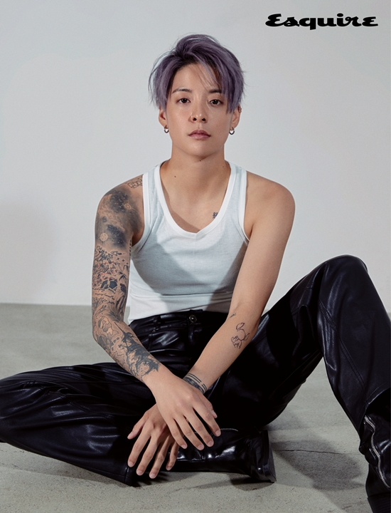 Group f(x)(f(x)) Amber Liu released the pictorial through Esquire.In this picture, Amber Liu showed Amber Liu, which is not gorgeous beyond the image of the past, and Amber Liu, which is real.Amber Liu has tried both a natural look without a toilet and pomade hair, and has revealed a variety of charms, digesting contradictory styles such as a rugged leather jacket and off-shoulder sweaters.Interviews with the pictures conducted by Amber Liu and Esquire can be found in the September issue of Esquire.Photo: Esquire