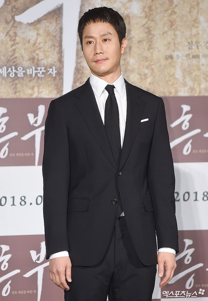 Actor Jung Woo has signed an Exclusive contract with BH Entertainment.Also, in the movie Dont Handle the Dirty Money, which was filmed in December 2018, he is waiting for the release of three works, including Hot Blood, Dont Handle the Dirty Money, and Neighbors Village, by Acting the Homicide Detective Myung Deuk, which is expected to show colorful Acting.Jung Woo showed his unique genuine charm and sympathetic acting, especially in the 2009 movie Wind, which was loved by the audience by creating the only unique character called Chungu.In 2013, TVN drama Reply 1994 caused a waste craze all over the country and imprinted an actor named Jung Woo.Jung Woo, who sometimes laughed and sometimes impressed with his lively natural acting, has appeared in many films including Cecibong, Himalayas, Re-examination, and Heungbu. He will continue to perform vigorous activities in the screen as well as in the CRT.BH Entertainment said, I am glad to be with Jung Woo Actor.Jung Woo is an Acting Actor with his own unique color, so I will try to meet with the public in a better work. He promised active support for Jung Woo.On the other hand, BH Entertainment has Lee Byung-hun, Han Hyo-joo, Han Ji-min, Yoo Tae, Jingu, Chu Ja-hyun, Ko Soo, Park Sung-hoon, Park Hae-soo, Gong Seung-yeon, Kim Go-eun, Kim Yong-ji, Park Jung Woo, Park Ji-hoo, It is an actor management company belonging to Kwang, Karata Erica and others.Photo = DB