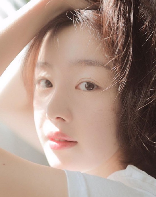 Singer and Actor Han Sun-hwa showed off her innocent beauty.Han Sun-hwa posted a picture on his instagram  account on the 21st with an article entitled The Sun was good.Han Sun-hwa, who is in the public photo, is staring at the camera while turning his head over. Han Sun-hwa is also attracting attention because he boasts pure white skin without humiliation even in close-up shots.On the other hand, Han Seon Hwa appeared in the OCN drama Save me 2 which last June.Photo: Han Sun-hwa Instagram  