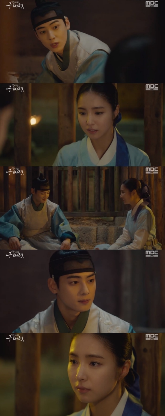 New officer Rookie Historian Goo Hae-ryung Cha Eun-woo comforted Shin Se-kyung trapped in jadeIn the 21st episode of MBCs New Entrepreneur Rookie Historian Goo Hae-ryung broadcast on the 21st, Lee Rim (Cha Eun-woo) was shown comforting Rookie Historian Goo Hae-ryung (Shin Se-kyung) who was trapped in a jade.On this day, Rookie Historian Goo Hae-ryung was imprisoned for breaking the name, and Irim secretly went into prison to meet Rookie Historian Goo Hae-ryung.Irim said, I havent eaten anything all day. I did not know what to like.This is because I think it will be uncomfortable, he said, and Rookie Historian Goo Hae-ryung laughed.Lee said, Why are you laughing? Rookie Historian Goo Hae-ryung said, Sejo of Joseon, who gives GLOW a jade, is a Mama in the world.Irim confessed, You are the only GLOW that makes Sejo of Joseon.Rookie Historian Goo Hae-ryung was worried that he would be punished, whether he was kicked out of the palace or kicked out of Hanyang.Irim said, Then Ill go with you. If you get dismissed, Ill go out and live next door.If I get more punishment than that, I will take you away. Photo = MBC Broadcasting Screen