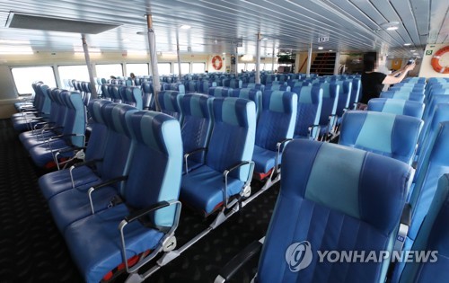 일본 여행 불매!, 텅 빈 대마도행 여객선 노노재팬(일본 불매운동)이 들불처럼 번지는 가운데 부산에서 대마도로 향하는 한 여객선 좌석이 텅 비어 있다. r