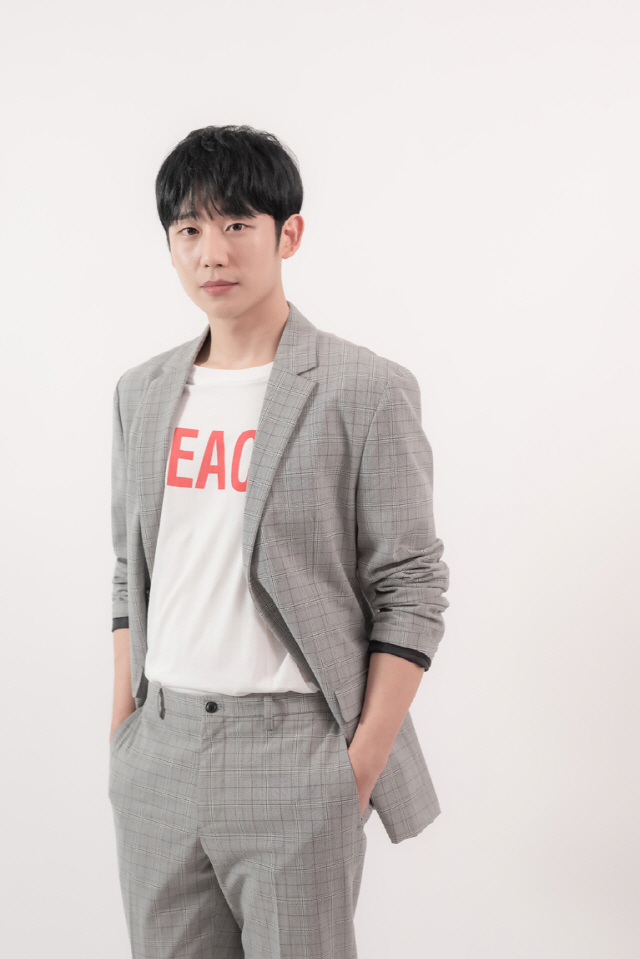 I am completely in love with Kim Go-eun now. Ha ha.Actor Jung Hae In (31), who played the actor Hyun-woo, who was unable to reach the woman who fell in love with Kim Go-eun in the retro-emotional melodrama The Music Album of Yul (directed by Jung Ji-woo, produced by Movie Rock and Jung Ji-woo Film and Film Bongok).He met with Samcheong-dong, Jongno-gu, Seoul on the morning of the 22nd and told the behind-the-scenes episode and recent news about the music album of passion.The Music Album of Yul is an authentic melody that deals with memories, heartbreaking First Love, and famous songs that remind me of the memory of those days in the background of the radio of the same name broadcast on KBS Cool FM from October 1, 1994 to April 15, 2007.I found a late summer theater with a story that I had to love and break up with a strange relationship that started like a miracle.Especially, The Music Album of Yul was filled with memories and props that reminded us of the moments we loved and memories of those days, including popular songs such as Shin Seung-hoon, Lee So-ra, Finkle, and Rusde Paul, as well as bakeries, radio, and PC communication. The solid Acting has increased the immersion.Earlier in 2017, the two short but thick-breathed first loves that were not achieved in the TVN Drama Guardian: The Lonely and Great God, released a proper chemistry with the music album of passion and received a lot of spotlight as a national treasure melodrama couple.Above all, Jung Hae In, who captivated JTBC Drama Bob Good Sister and MBC Drama Spring Night with National Young Han and Melo Artisan, will show the essence of melody Acting again through Muscle Music Album.Jung Hae In, who completed a unique melodic chemistry with Kim Go-eun, plans to capture the audience with a new new new new melodrama couple connecting So Ji-seop and Son Ye-jin couple of Lee Ji-hoon and Suzie of Introduction to Architecture (12, directed by Lee Yong-ju), Im Going to Meet Now (18, directed by Lee Jang-hoon).On this day, Jung Hae In said, I do not know how to accept it, but I objectively watched Electric Music Album and it feels good.I also thanked director Jung Ji-woo for making the movie fun.Usually, when actors see their work for the first time, they see it as an actor, and I seem to have seen the movie from a third partys point of view.It was a feeling that I was in love with the past while watching the movie. Jung Hae In, who has been performing melodramatic activities in succession to Son Ye-jin of Bob Good Sister, Han Ji-min of Spring Night and Kim Go-eun of Must of the Music Album, said, How did you do it?The music album of passion was a decision made before Spring Night, and it seemed to me that it was more like a run than a melodrama.I thought I wanted to do too much while watching the scenario of The Music Album of the Heat. Spring Night has no plan at all, but Ahn Pan-seok PD contacted me and gave me a good opportunity.All three characters in Bobs Beautiful Sister, Spring Night and The Music Album of Yulse are the characters I love.It is ambiguous to say which character is closest to the character. It is often drawn from my experience. I personally think that love should not be rested.There are many parts where my life and Acting continue to extend, so it seems that each character contains a little of me.When the melo-Acting is over, it hurts so much, it hurts and is empty, but it feels good to fall in while playing melo-Acting.It is good to be able to express all love, and all love. Mello is a genre of joy and joy, isnt it? It was hard but fun.So Im always into my partner when Im working on it. Im in love with Kim Go-eun now, he confessed shyly.Jung Hae In, who became a meloquing through The Guardian: The Lonely and Great God and Bob Good Sister.He also took a humble attitude toward the attention and love of the pouring fans. Jung Hae In said, I ask if I recognize a lot these days, but it is not.I went to the restaurant with my parents a while ago, and the staff looked at me and said, I think it looks like Jung Hae In.My parents laughed at the story and I replied, I often hear such stories. I also went to the eel grill house with the staff for a mid-shoot meal when I was filming Spring Night.The staff looked at me and I was very sensitive. Later, on the way we calculated and went out, the staff looked at the CCTV and checked me.I heard the story and I was with the staff who were together.I would like to accept it as a good compliment to call it Kimi artisan and Melo artisan around me about being loved by many as Kimi artisan and Melo artisan.Son Ye-jin and Han Ji-min also said that they expected a music album of passion. Everyone sent me a message of support saying I want to see. Thank you for calling me Melo craftsman, but such a modifier seems to be whipping me even more.I think I am going to be smashed when I am satisfied with me. I am going to plummet from then on. I can not say Melo craftsman, but basically consideration for people seems to be the most important.It seems important to respect and care for the other party when acting with someone, whether it is a man, a woman, or a senior or junior. The Music Album of the Heat is a melodrama film that depicts the process of two men and women who accidentally meet each other for a long time and repeat each others frequencies like a song that flows from the radio.Kim Go-eun, Jung Hae In, Park Hae-joon, Kim Kook-hee, and Jung Yoo-jin added, and Jung Ji-woo, director of Silent, Fourth and EungyoIt will be released on the 28th.
