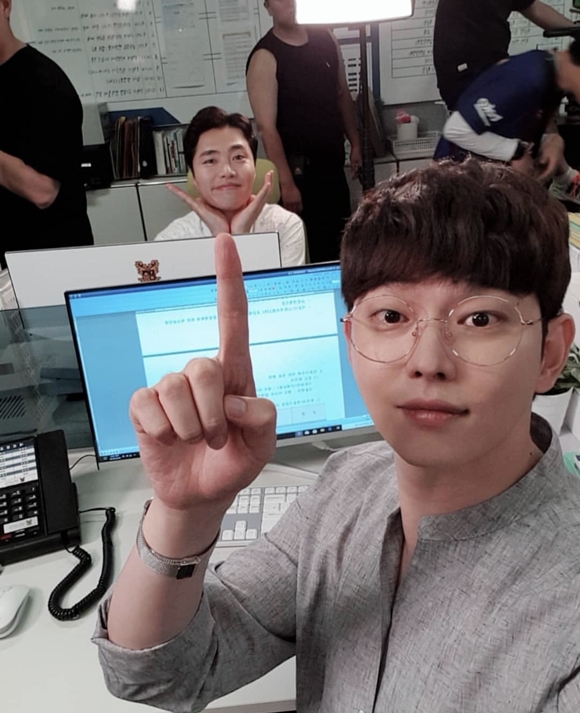 Actor Yoon Kyun-sang has released a number of photos taken with actors who are appearing together on Mr.Yoon Kyun-sang told his SNS on the 22nd, Did you see the trailer yesterday Mr. Period? This is really amazing.With Selfie, who boasts a sleek jaw line, he posted a picture taken with actors Kim Sang-rok, Yewon, and Yoon Ji-wook, who were divided into teachers of Thousand High School in Mr. Period.Unlike dramas that provide serious development to viewers as they repeat their time, the shooting atmosphere revealed in Selfie is pleasant and youthful and laughs.Meanwhile, the drama Mr. Period, in which Yoon Kyun-sang is disassembled and starring as Kim Moo-hyuk/Dynamism, is broadcast every Wednesday and Thursday at 11 p.m. OCN.Photo Source: Yoon Kyun-sang Personal SNS