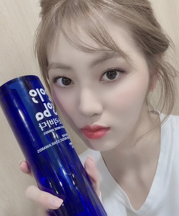 Female group CL (CLC) member Kwon Eunbin gave thanks You to fans with the trophy certification.On the 22nd, Kwon Eunbin released several photos of his social networking site with the article Thank you for the glittering prize thanks to the cheesers.Kwon Eunbin in the photo released on the day is making various expressions with a trophy with the name of CL.Meanwhile, group CL, which Kwon Eunbin belongs to, won the Music Star Award at the 2019 Soribada Awards.Photo Source: Kwon Eunbin Personal SNS