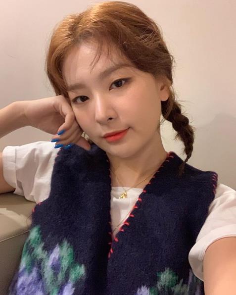 Red Velvet Seulgi shows off her adorable charmOn the 22nd, Seulgi posted a picture on his SNS.In the photo, Seulgi is wearing a cute Vest, with attractive over-cats eyes and white skin. Blue nails give a refreshing feel.Meanwhile, Red Velvet, a group of Seulgi, recently released a new song Sonic Wave.