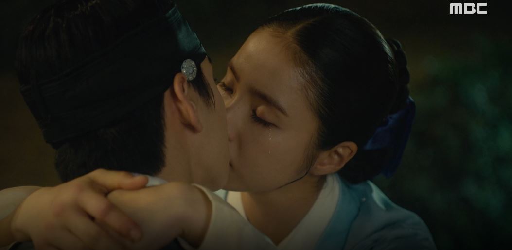 Shin Se-kyung and Cha Eun-woo shared their first kiss.On the 22nd (Thursday), MBC tree mini series Rookie Historian Goo Hae-ryung (playplayed by Kim Ho-soo/directed by Kang Il-soo, Han Hyun-hee) was shown kissing Rookie Historian Goo Hae-ryung (Shin Se-kyung) to Lee Rim (Cha Eun-woo).Earlier, Rookie Historian Goo Hae-ryung was in trouble because he recorded every move of Lee Tae (Kim Min-sang) day and night.Min Woo-won (Lee Ji-hoon) approached her and told her how to get the brush properly. Rookie Historian Goo Hae-ryung said, Do you think I have a future as a cadet?I have already been to Oxa, a bank account, and Min Woo-won said, I will not let you do that again. Min Woo-won also said, I understand if you want to step down here.No one will blame you. Rookie Historian Goo Hae-ryung said, Do you want to see the end? Dont be sorry.Rookie Historian Goo Hae-ryung then went to the rust party and accidentally found a Confessions letter written by Irim to him.When Irim came to the honey, Rookie Historian Goo Hae-ryung recited his poem, saying, My love has lived for a long time and be my master forever.Rookie Historian Goo Hae-ryung, who was impressed, finished 24 times in kissing Lee.Viewers said through various SNS and portal sites, Minbonggyo is so sweet.I like triangles,  I will taste to go to work if I have such a senior,  It is a top of the historical romance,  I have forgotten how to breathe! My heart.On the other hand, New Entrance Officer Rookie Historian Goo Hae-ryung is a fiction historical drama depicting the first problematic first lady () Rookie Historian Goo Hae-ryung of Joseon and the full romance of Prince Lee Rims Phil.It is broadcast every Wednesday and Thursday at 8:55 pm.iMBC  MBC Screen Capture