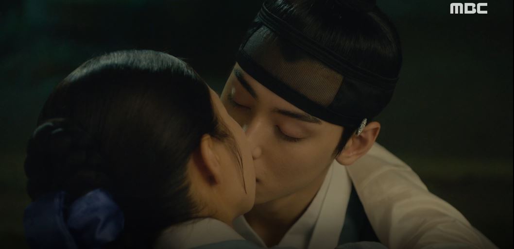 Shin Se-kyung and Cha Eun-woo shared their first kiss.On the 22nd (Thursday), MBC tree mini series Rookie Historian Goo Hae-ryung (playplayed by Kim Ho-soo/directed by Kang Il-soo, Han Hyun-hee) was shown kissing Rookie Historian Goo Hae-ryung (Shin Se-kyung) to Lee Rim (Cha Eun-woo).Earlier, Rookie Historian Goo Hae-ryung was in trouble because he recorded every move of Lee Tae (Kim Min-sang) day and night.Min Woo-won (Lee Ji-hoon) approached her and told her how to get the brush properly. Rookie Historian Goo Hae-ryung said, Do you think I have a future as a cadet?I have already been to Oxa, a bank account, and Min Woo-won said, I will not let you do that again. Min Woo-won also said, I understand if you want to step down here.No one will blame you. Rookie Historian Goo Hae-ryung said, Do you want to see the end? Dont be sorry.Rookie Historian Goo Hae-ryung then went to the rust party and accidentally found a Confessions letter written by Irim to him.When Irim came to the honey, Rookie Historian Goo Hae-ryung recited his poem, saying, My love has lived for a long time and be my master forever.Rookie Historian Goo Hae-ryung, who was impressed, finished 24 times in kissing Lee.Viewers said through various SNS and portal sites, Minbonggyo is so sweet.I like triangles,  I will taste to go to work if I have such a senior,  It is a top of the historical romance,  I have forgotten how to breathe! My heart.On the other hand, New Entrance Officer Rookie Historian Goo Hae-ryung is a fiction historical drama depicting the first problematic first lady () Rookie Historian Goo Hae-ryung of Joseon and the full romance of Prince Lee Rims Phil.It is broadcast every Wednesday and Thursday at 8:55 pm.iMBC  MBC Screen Capture