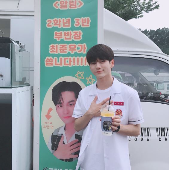 The best in the top.On the 21st, the official SNS of Ong Seong-wu said, Notice to the Wyrony (fandom nicknames); it is said that the second grade third class vice-captain Choi Jun Woo drank well!!!!!Three photos were posted with the article The Best (Fan Club Name).Ong Seong-wu in the public photo is standing in front of Coffee or Tea, which arrived at JTBC 18 Moments.Wearing a uniform, she poses the same as a placard reading: Notice: Second grade third class vice-captain Choi Jun Woo is.Ong Seong-wus warm visuals and a fresh atmosphere that smiles at the camera catch the eye.On the other hand, Ong Seong-wu plays the main character Choi Jun Woo in JTBCs drama Eighteen Moments.Eighteen Moments is an emotional youth drama that looks into the world of precarious and immature Pre-youth as it is. It is broadcast every Monday and Tuesday at 9:30 pm.