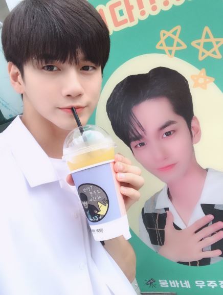 The best in the top.On the 21st, the official SNS of Ong Seong-wu said, Notice to the Wyrony (fandom nicknames); it is said that the second grade third class vice-captain Choi Jun Woo drank well!!!!!Three photos were posted with the article The Best (Fan Club Name).Ong Seong-wu in the public photo is standing in front of Coffee or Tea, which arrived at JTBC 18 Moments.Wearing a uniform, she poses the same as a placard reading: Notice: Second grade third class vice-captain Choi Jun Woo is.Ong Seong-wus warm visuals and a fresh atmosphere that smiles at the camera catch the eye.On the other hand, Ong Seong-wu plays the main character Choi Jun Woo in JTBCs drama Eighteen Moments.Eighteen Moments is an emotional youth drama that looks into the world of precarious and immature Pre-youth as it is. It is broadcast every Monday and Tuesday at 9:30 pm.