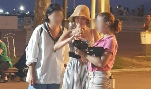 Actor Song Hye-kyo (38)s Min-muk photo is gathering attention as it spreads through SNS.Recently, China social media Weibo has been spreading with several pictures of Song Hye-kyo, which is believed to have been taken by tourists.The netizen who posted the photo wrote, Song Hye-kyo! I met by chance during the France trip.Song Hye-kyo in the public photo is watching a market in France Khan.Song Hye-kyo, dressed in a sleeveless striped dress, is enjoying a trip with an acquaintance with a bungee hat and a makeup-free face.It is believed to have been taken when he moved to France Khan and spent a short break after attending a fashion event in Monaco last month.Song Hye-kyo, who married Actor Song Joong-ki, 34, in October 2017, has been active even after delivering the message of the duty in June.Recently, we donated 10,000 copies of the guide to the China Chongqing Provisional Government Office on the occasion of the 74th anniversary of Liberation Day and the 100th anniversary of the establishment of the Provisional Government of the Republic of Korea.