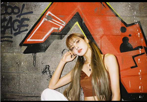 maekyung.com news teamBLACKPINK Lisa has announced the current situation through photos.On the 21st, Lisa released the photo through Instagram.Lisa in the photo is posing with her chin with one hand toward Camera.BLACKPINK, to which Lisa belongs, debuted to the digital single album SQUARE ONE in 2016.Recently, BLACKPINK was named Kill Dis Love.An intense charisma this look is chic ~