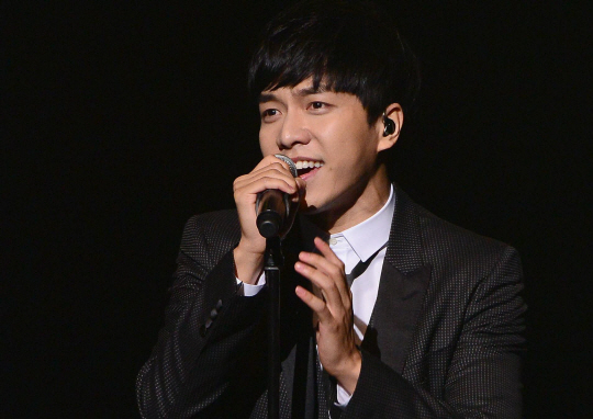 Lee Seung-gi Leaving TravelDuring the Liberation Day, I visited the East Coast with my students for two nights and three days. They were all students in 2000.The five members of the group are small groups who submitted a baby Travel plan, but they are not only the ones who are the most important to the group but also the ones who are the most important to the group.The theme is making memories rather than 100 million. As the priests companion becomes the subject of the article, it is a virtuous circle of life and dream.When I live, putting it in the heart of a young man is more profitable than the money I have accumulated in my bankbook.This lyrics appear in Travelling, which was sung by Jeremy Spencer Band.Looking back over my time Ill look at how you changed my life this night.The story of a twenty-year-old exchange is pleasant and beneficial just to listen closely.When I look at the sea and the lake, I sometimes feel uncomfortable with past pictures, but they always laugh at a few words like floating clouds.The world moves differently from the moment we know that humans are more important than money.The music cant be missed on Travels night; if you go to Karaoke, you can get a glimpse of the character that was obscured as well as the singing ability.People who search hard for their songs without responding to others when they are enthusiastic seem to lack consideration.If you skip Jeonju and Deliberation with a remote control without asking, they dont know how to enjoy music; they only know the sound (sound) and dont know the evil (joy).Singing is a song called Friend, but taking out the concerto of the instruments is similar to opening Friends visit without knocking.Karaokes essence is neither a score nor a applause - it is more essential to be united than eager to get into the excitement.The song that the disciples kissed was 2002 by Singer and Marie of England, who had recently held a guerrilla-free concert in Korea.The period has been in line with Ronaldos rudeness and has won the so-called one victory of doubt.The summer of 2002 was the best (Its never been better than the summer of 2002).You sang that love is forever (Singing, Love is forever and ever).Love wanes in the summer of 2019, too: Whats good with the last three songs that maximize the time youve received from service?If you choose according to the professors taste, you may have a Karaoke gang, but if you gather wisdom, you can break down the walls of the generation.As if the house was old, there was a remake in the music community: When I was a kid who had passed away/I had a pretty dream of flying on a balloon.Before breathing, balloon was just a piece of rubber, and it was because TVXQ reinterpreted the original song of the groups five fingers that allowed balloon to be blown through empathy and communication.After blowing balloon in concentricity, Red Noel brings us together.I love you/Youre the only one in the world/Crying/I only burn red with no answer.In the part where the students take charge of the rap part that Big Bang has renovated, the professor is shaking with Lee Mun-se, and the floor and ceiling are shaking violently.One minute now, or youll have to walk away with Noel, and suddenly the names of two people, familiar as father and son, appear at the bottom of the screen.Cho Yong-pil, song Lee Seung-gi (pictured) Leaving Travel, Toward the Valley, carrying a backpack on a blue hill and opening a golden sun festival/toward the wilderness.The night of liberation in 2019 was fiercely missing with the power of a swarm that opened the heart and shrugged shoulders from before the remake (2008) was born (released in 1985).Out of the woods of the early morning/city noises/buildings, he said.Ajou University Department of Culture and Contents, Song Collector