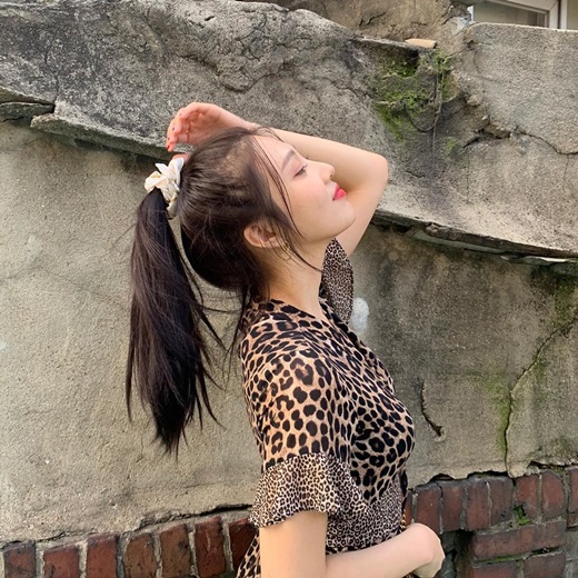 Group Red Velvet member Joy has emanated a sexy charm.Joy posted several photos on his Instagram on the 22nd.The released photo showed Joy looking at Camera in a Hopi Reservation pattern, which showed off a sexy vibe.In addition, he made a refreshing look and boasted his unique juice.Meanwhile, Red Velvet, which Joy belongs to, released a new Mini album, The Reve Festival Day 2 on the 20th and is working as a title song Umpah Uppah.