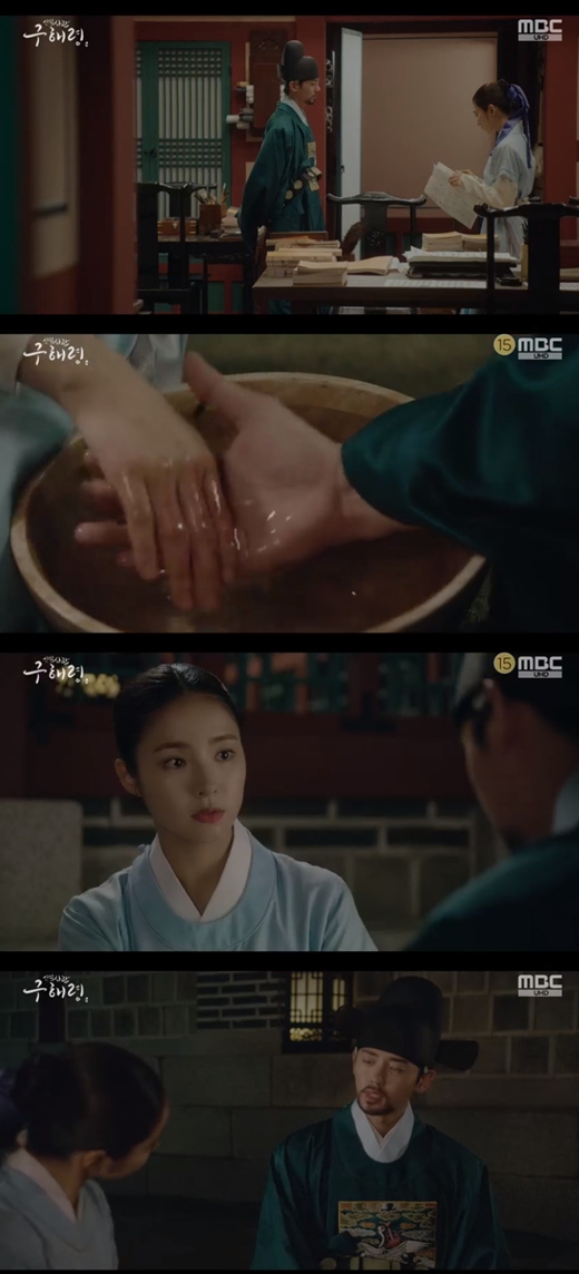 New officer Rookie Historian Goo Hae-ryung Lee Ji-hoon comforts Shin Se-kyungIn the MBC drama The New Entrepreneur Rookie Historian Goo Hae-ryung (directed by Kang Il-soo Han Hyun-hee, playwright Kim Ho-soo), which was broadcast on the night of the 22nd, a figure of Min Woo-won (Lee Ji-hoon) comforting the hard-working Rookie Historian Goo Hae-ryung (Shin Se-kyung) was drawn.Rookie Historian Goo Hae-ryung was able to return to the precepts only at deep night, when Min Woo-won appeared.Min Woo-won saw the hands of Rookie Historian Goo Hae-ryung, who had been pouring a brush all day long.Min Woo-won let Rookie Historian Goo Hae-ryung dip his hand in the ice water.Rookie Historian Goo Hae-ryung said, I have been to Ok for a few months, but I think I will be exiled to Jeju in a few months.Min Woo-won said, I will not let you do that again. So Rookie Historian Goo Hae-ryung said, Like you did a branch appeal this time? I heard the story.Thank youMinwoo won the hand of Rookie Historian Goo Hae-ryung and said, Im sorry. Im sorry. I understand if you want to step away from this.No one will blame you, he said.Rookie Historian Goo Hae-ryung said: I want to see the end of it because you say so, not because of the precepts that the King is harassing me.I may be a Parisian life in front of my king, but I am confident that I will not be physically and vigorous. Its a very harsh rhetoric, Min Woo-won added.Rookie Historian Goo Hae-ryung expressed confidence that he was my specialty to return to the words that I did not have a hair, do not do it, and I received it.