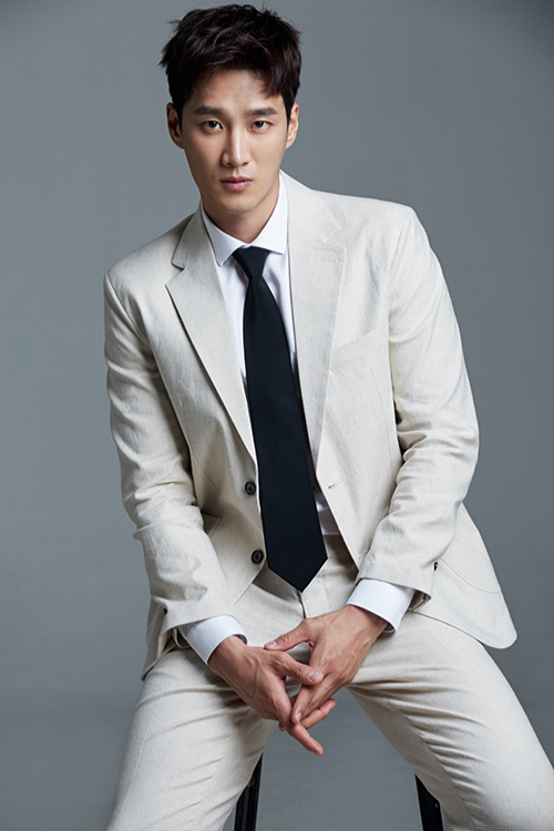 Actor Ahn Bo-hyun was cast on JTBCs Itaewon Klath.According to Ahn Bo-hyun on August 22, Itaewon Clath is a work that depicts the hip rebellion of youths who are united in an unreasonable world, stubbornness and passengerhood.Itaewon, which seems to have compressed the world based on the same name, is based on the next webtoon. This small street, their founding myth that pursues freedom with their own values ​​is unfolded.In the play, Ahn Bo-hyun played the eldest son of Janga Group, The Fountainhead.The Fountainhead is a tough villain who runs into everything from his first meeting as a selfish manganese successor to Park Seo-joon, a triangular rival between Osua and Nara, and will show a tense confrontation between good and evil throughout the drama.Ahn Bo-hyun, who had perfected the role of Nam Sa-chin, a sad charm that she wanted to have, who seemed to be around her previous work Her Privacy, is expected to show her charm and solid acting ability with 180 degrees change through this Itaewon Clath.Ahn Bo-hyun challenges acting villain for first time since debutIt is a villain, but it shows a new villain character that can feel compassion, and it is more interested in the action of Ahn Bo-hyun who will once again blow up the acting potent.Itaewon Clath will be broadcast first after Chocolate.hwang hye-jin