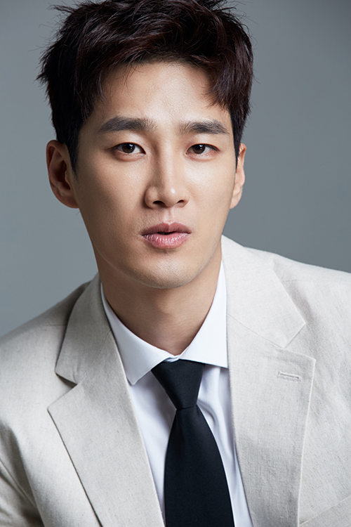 Actor Ahn Bo-hyun was cast on JTBCs Itaewon Klath.According to Ahn Bo-hyun on August 22, Itaewon Clath is a work that depicts the hip rebellion of youths who are united in an unreasonable world, stubbornness and passengerhood.Itaewon, which seems to have compressed the world based on the same name, is based on the next webtoon. This small street, their founding myth that pursues freedom with their own values ​​is unfolded.In the play, Ahn Bo-hyun played the eldest son of Janga Group, The Fountainhead.The Fountainhead is a tough villain who runs into everything from his first meeting as a selfish manganese successor to Park Seo-joon, a triangular rival between Osua and Nara, and will show a tense confrontation between good and evil throughout the drama.Ahn Bo-hyun, who had perfected the role of Nam Sa-chin, a sad charm that she wanted to have, who seemed to be around her previous work Her Privacy, is expected to show her charm and solid acting ability with 180 degrees change through this Itaewon Clath.Ahn Bo-hyun challenges acting villain for first time since debutIt is a villain, but it shows a new villain character that can feel compassion, and it is more interested in the action of Ahn Bo-hyun who will once again blow up the acting potent.Itaewon Clath will be broadcast first after Chocolate.hwang hye-jin