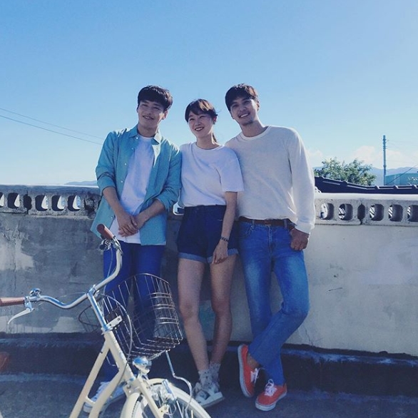 Three shots of Actor Gong Hyo-jin, Kang Ha-neul and Kim Ji-Seok have been released.On August 22, Gong Hyo-jin posted a photo of KBS 2TV new drama Celborian Flowers on the personal instagram.In the photo, Gong Hyo-jin is smiling alongside his opponents, Actor Kang Ha-neul and Kim Ji-seok.Gong Hyo-jin added that he was shooting a drama with a photo, about the time of camellia flower.Park Su-in