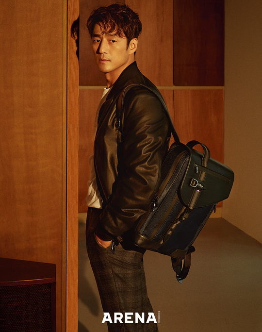 Ji Jin-hee flaunts Gentleman charmActor Ji Jin-hee, who showed off the masculine beauty of During the year through TVN Drama 60 Days, Designated Survivor, recently proposed the trend this fall through the Arena Homme Plus September issue.Ji Jin-hee, who transformed into an atmosphere Gentleman in a photo shoot near Ahyeon-dong in mid-August.I did my best to show my professional as a model even in the heat of 37 degrees on this day.Ji Jin-hee emanated the charm of a comfortable and formal man with the theme of The Lounge.bak-beauty