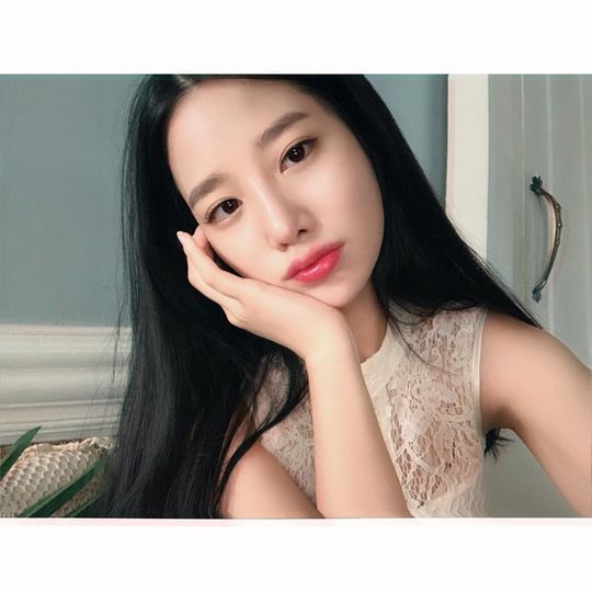 Berry Good Johyun reveals beautiful beautiful looksJohyun posted a picture on his instagram on August 22 with an article entitled Happy day today, my loves.Johyuns selfie, Johyun, is staring at the camera with an elegant atmosphere. His white skin and lantern eyes shoot at his heart.Park So-hee