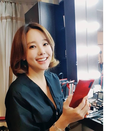 Sooo-jins luscious selfie has been unveiled.Actor So Yoo-jin posted a picture on his Instagram on August 22 with an article entitled I feel better just watching ~ I keep touching during shooting.The photo shows So Yoo-jin smiling brightly with his cell phone, with a lovely bob style that catches the eye.kim myeong-mi