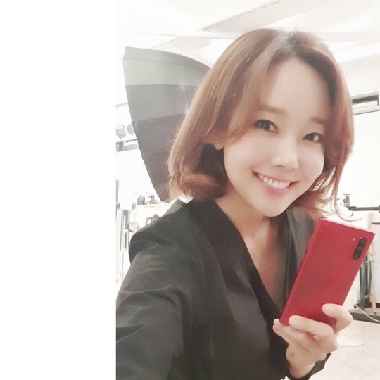 Sooo-jins luscious selfie has been unveiled.Actor So Yoo-jin posted a picture on his Instagram on August 22 with an article entitled I feel better just watching ~ I keep touching during shooting.The photo shows So Yoo-jin smiling brightly with his cell phone, with a lovely bob style that catches the eye.kim myeong-mi