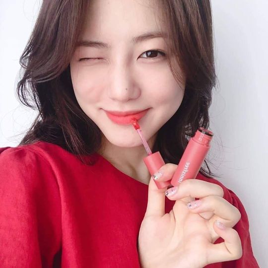 Actor Shin Ye-eun flaunts fresh beautyShin Ye-eun posted a picture on his Instagram on August 22.Shin Ye-eun in the open photo winks cutely toward the camera and emits a unique lovely charm.Shin Ye-euns unique atmosphere, which matches the red costumes, attracts attention.Park So-hee